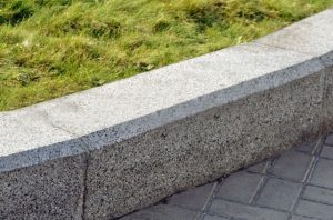Гранитный бортовой камень: природная красота и надёжность в каждой детали