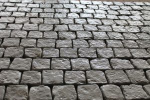 Гранитная брусчатка: как выбрать, укладывать и ухаживать за прочным покрытием